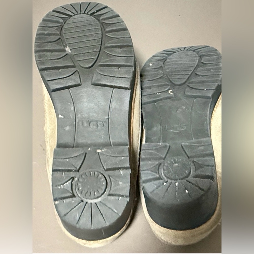UGG Women’s Size 8 1/2 Lynwood Closed Toe Clogs Shoes Khaki Color Suede - Picture 9 of 15